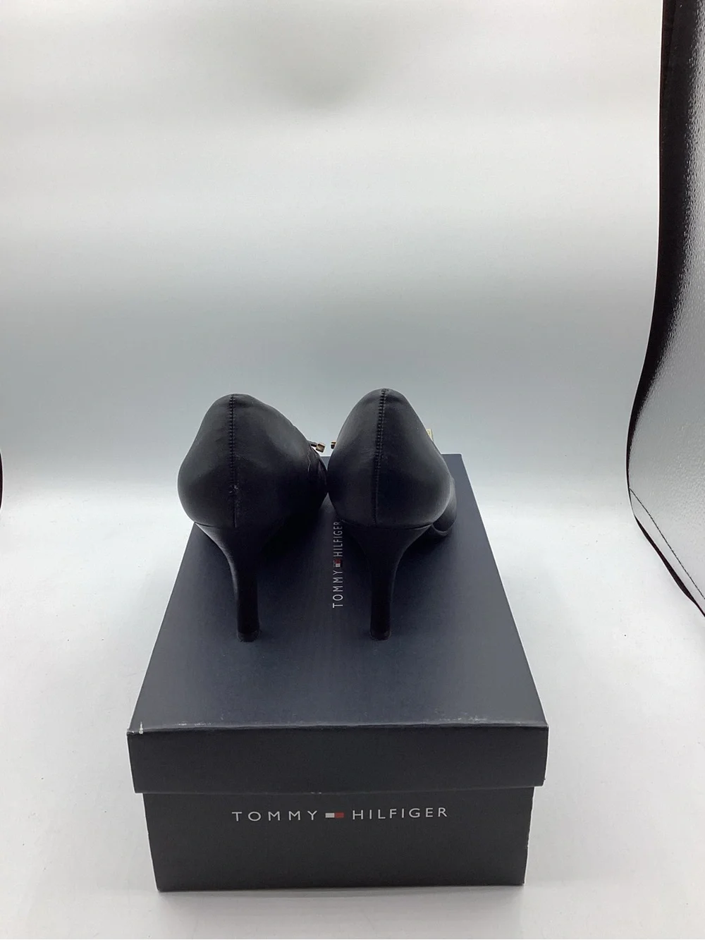 Tommy Hilfiger Black Leather Mid-Heel Pumps with Gold Accent Women’s size 6M